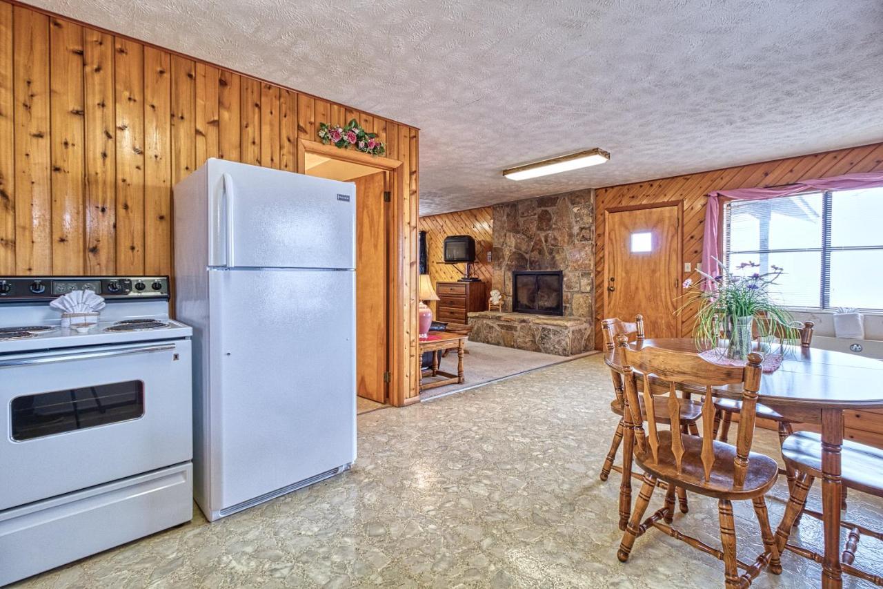 Leconte View 2, 1 Bedroom, Mountain Views, Pool Table, Sleeps 2 Holiday home *