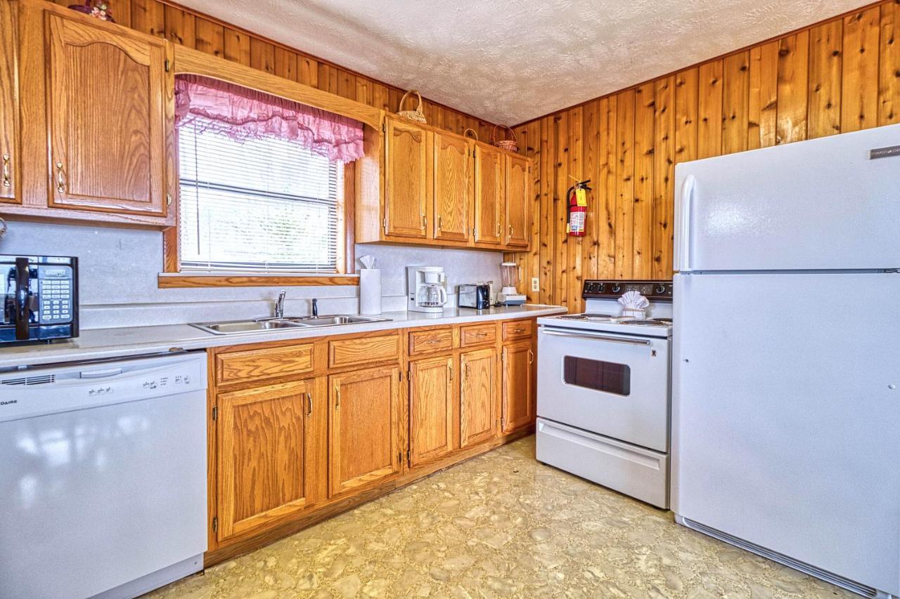Leconte View 2, 1 Bedroom, Mountain Views, Pool Table, Sleeps 2 Holiday home Gatlinburg