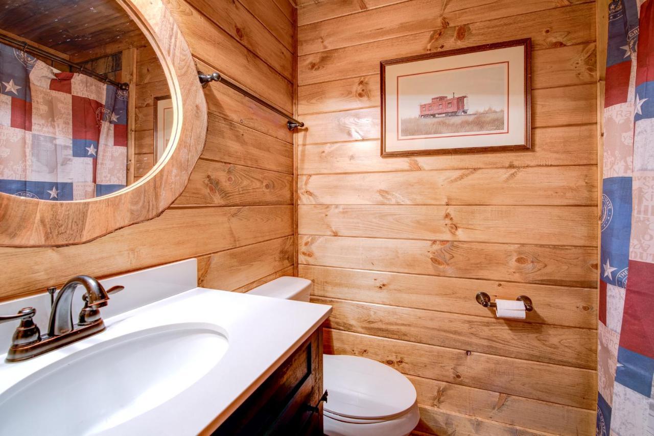 Rocky Top Lodge, 6 Bedrooms, Pool Access, Hot Tub, Mountain View, Sleeps 14 Gatlinburg