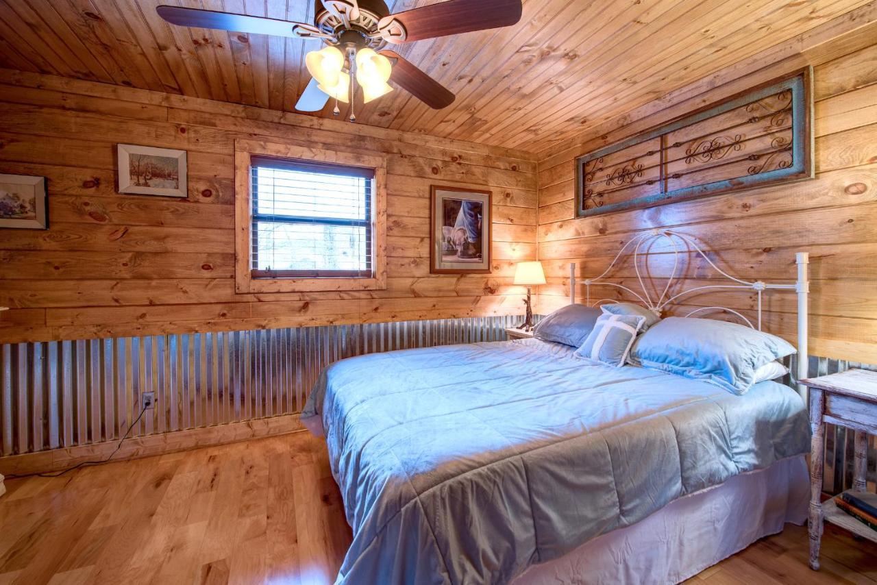 Rocky Top Lodge, 6 Bedrooms, Pool Access, Hot Tub, Mountain View, Sleeps 14 Holiday home *