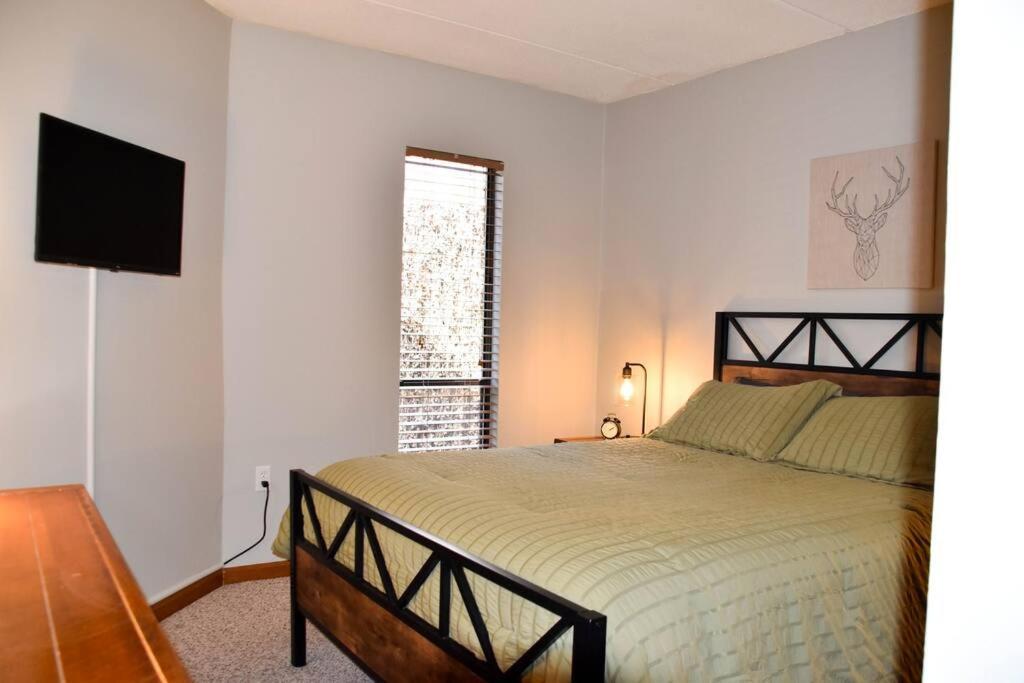 Cozy Mountain Getaway! Mountain Views! 2 Bed, 2 Bath, Sleeps 6 *