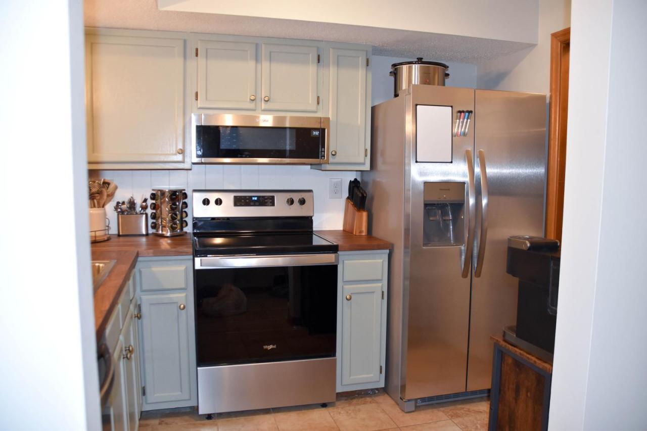 Cozy Mountain Getaway! Mountain Views! 2 Bed, 2 Bath, Sleeps 6 *