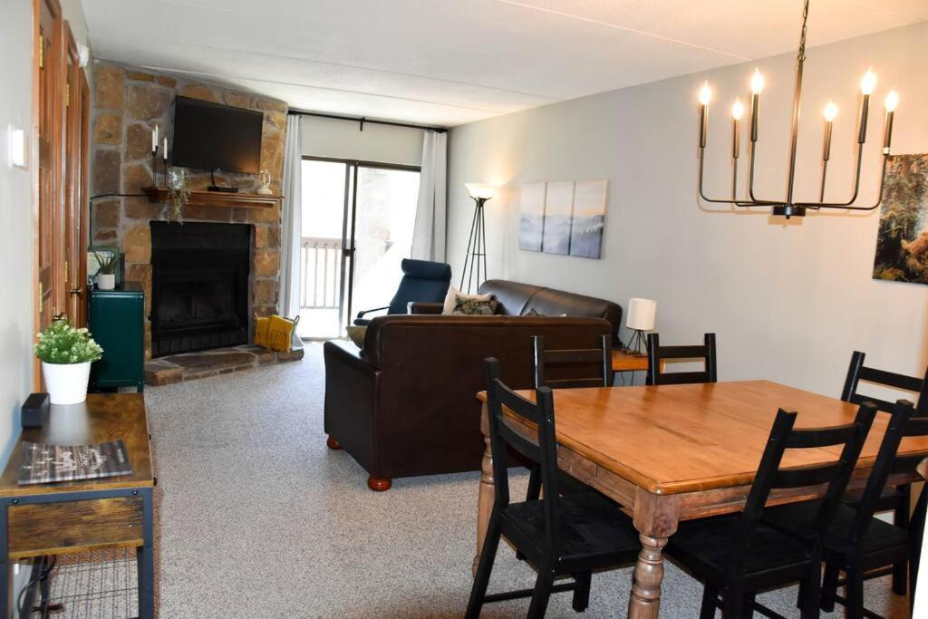 Cozy Mountain Getaway! Mountain Views! 2 Bed, 2 Bath, Sleeps 6 *