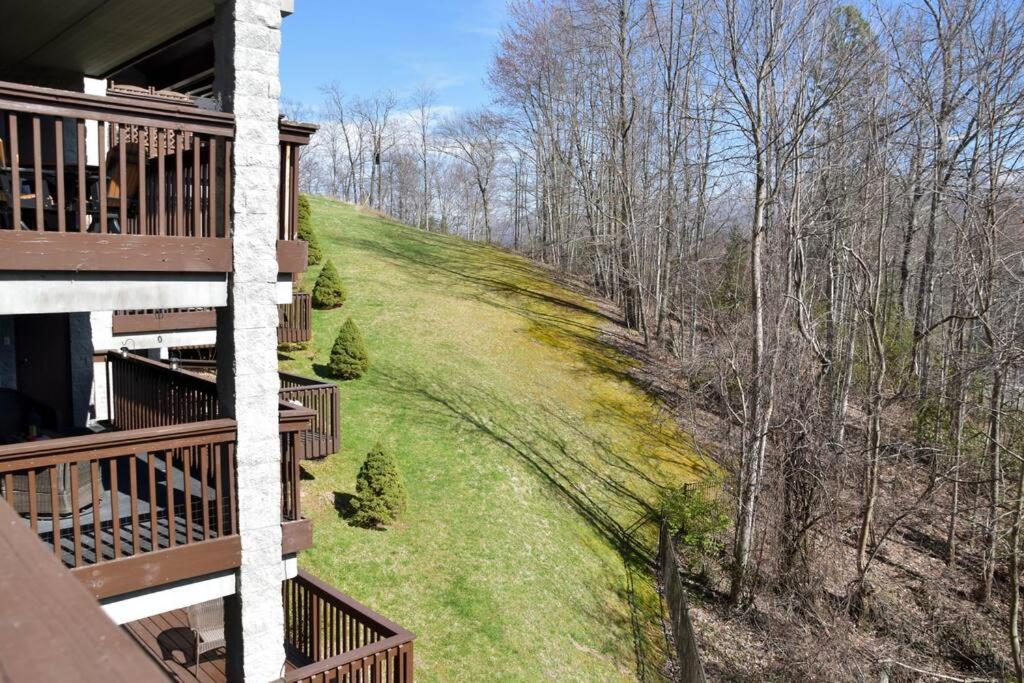 Cozy Mountain Getaway! Mountain Views! 2 Bed, 2 Bath, Sleeps 6