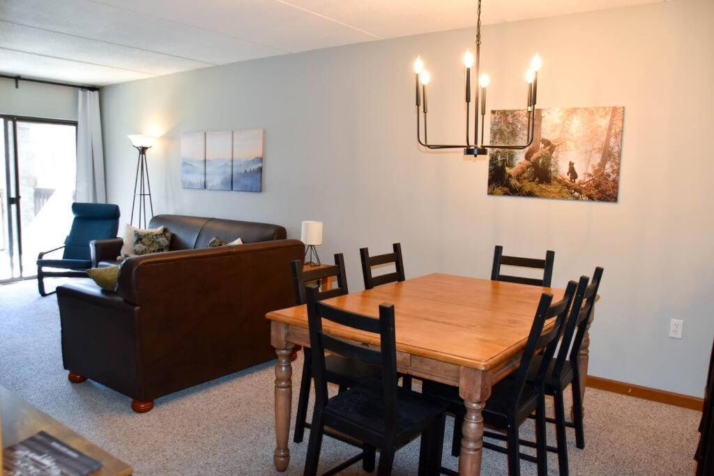 Cozy Mountain Getaway! Mountain Views! 2 Bed, 2 Bath, Sleeps 6 Apartment