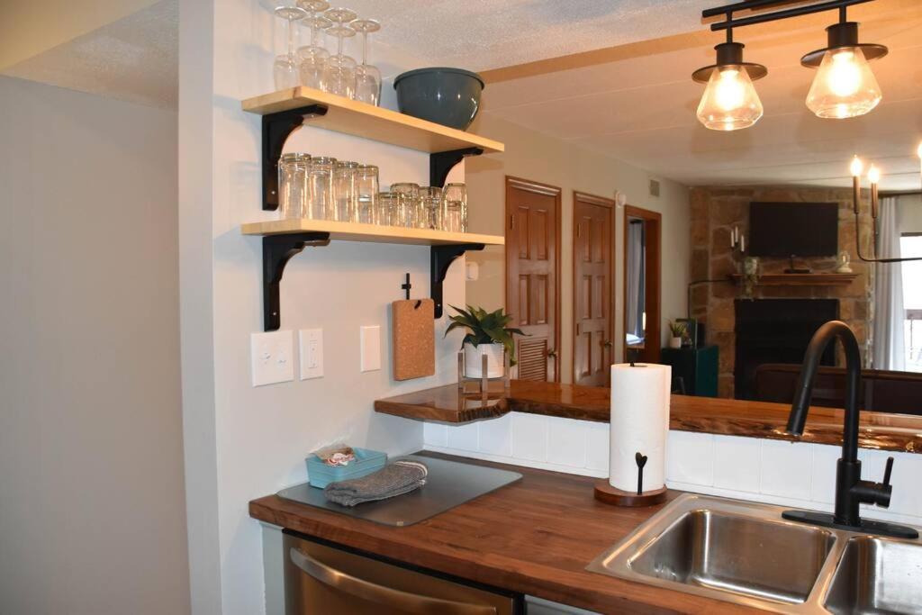Apartment Cozy Mountain Getaway! Mountain Views! 2 Bed, 2 Bath, Sleeps 6 Gatlinburg