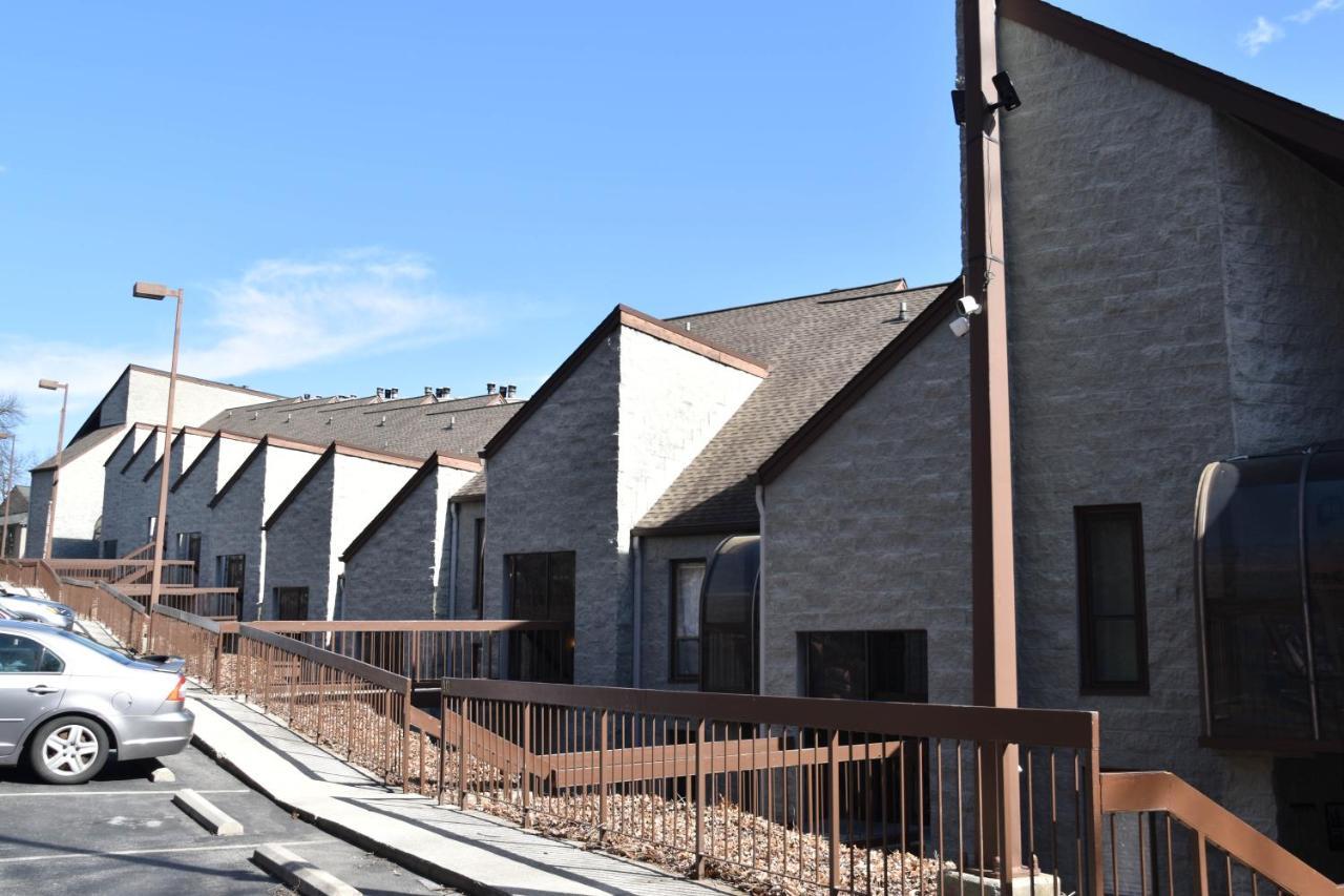 Cozy Mountain Getaway! Mountain Views! 2 Bed, 2 Bath, Sleeps 6 Gatlinburg