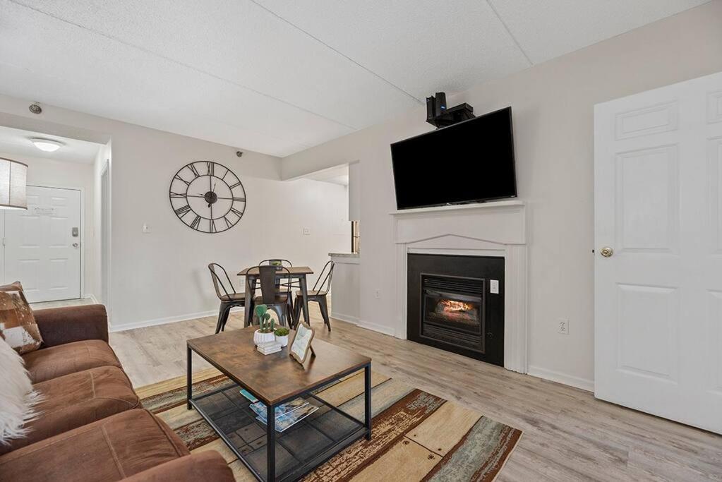 Peaceful Downtown - 10 Mins Walk To Main Strip Apartment
