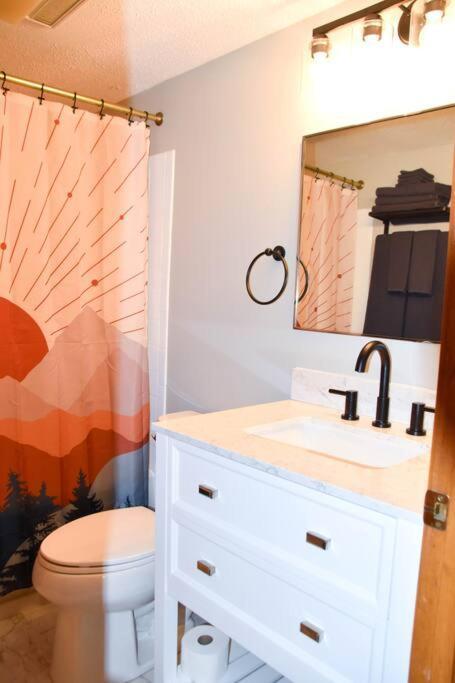 Apartment Cozy Mountain Getaway! Mountain Views! 2 Bed, 2 Bath, Sleeps 6 Gatlinburg