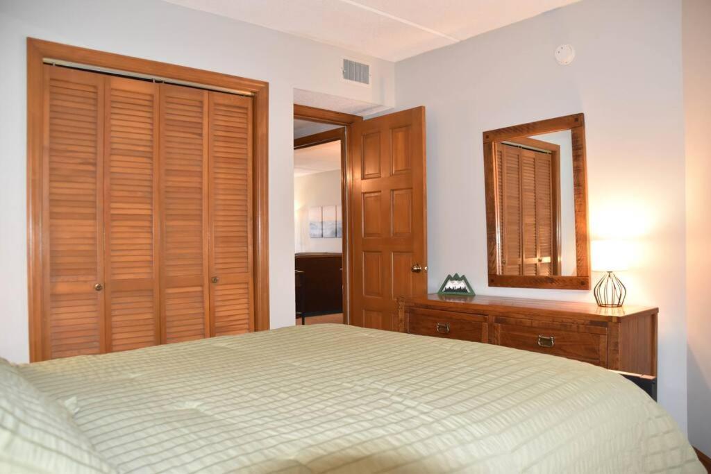 Apartment Cozy Mountain Getaway! Mountain Views! 2 Bed, 2 Bath, Sleeps 6 *