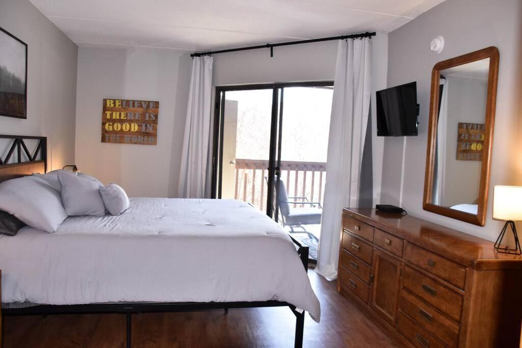 Cozy Mountain Getaway! Mountain Views! 2 Bed, 2 Bath, Sleeps 6 * Gatlinburg