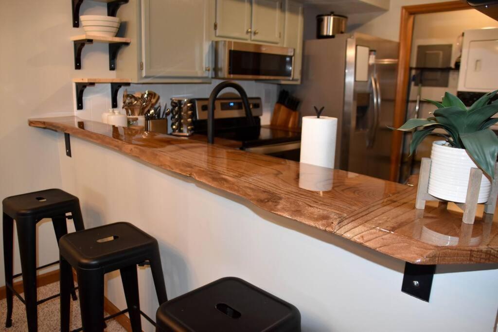 Apartment Cozy Mountain Getaway! Mountain Views! 2 Bed, 2 Bath, Sleeps 6 Gatlinburg