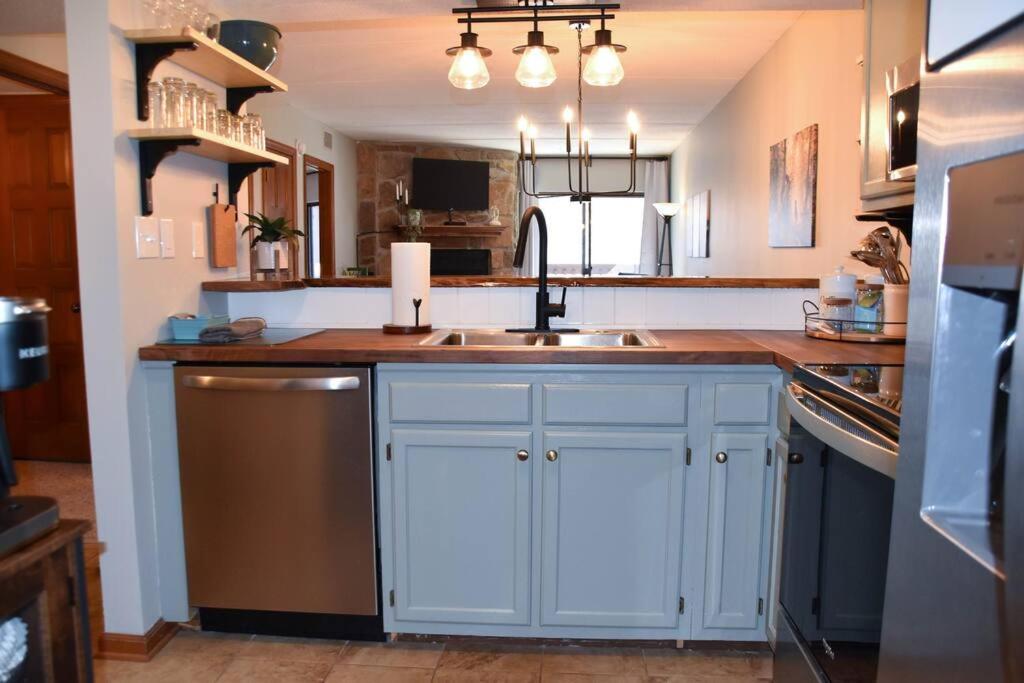 Cozy Mountain Getaway! Mountain Views! 2 Bed, 2 Bath, Sleeps 6 *