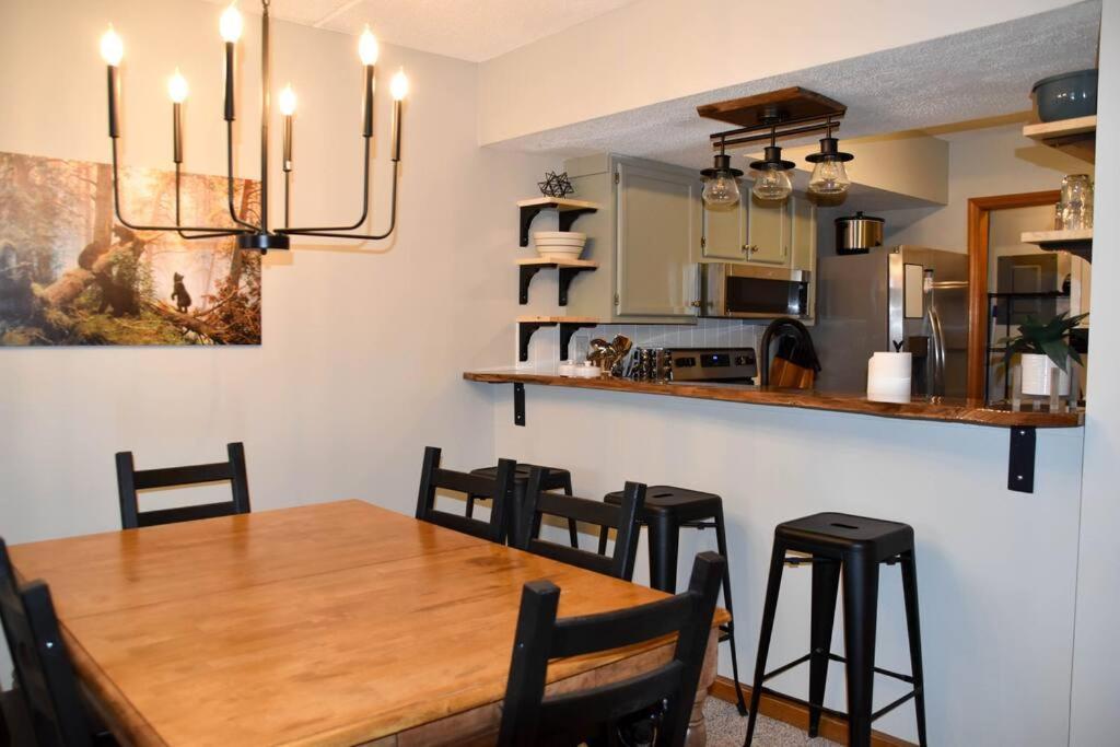 Cozy Mountain Getaway! Mountain Views! 2 Bed, 2 Bath, Sleeps 6 Apartment *