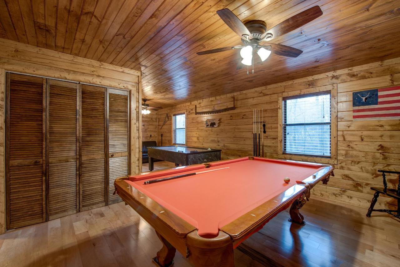Rocky Top Lodge, 6 Bedrooms, Pool Access, Hot Tub, Mountain View, Sleeps 14 Holiday home *
