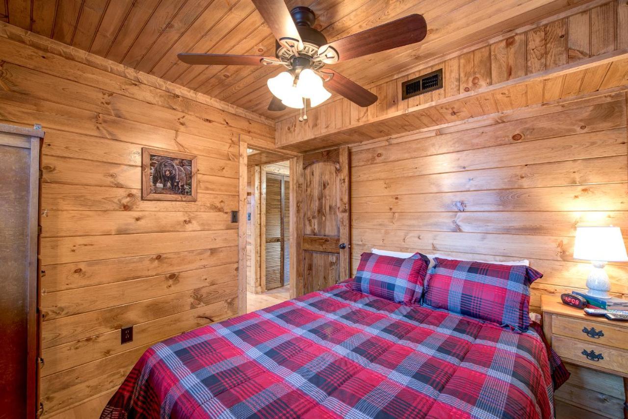 Rocky Top Lodge, 6 Bedrooms, Pool Access, Hot Tub, Mountain View, Sleeps 14 Gatlinburg