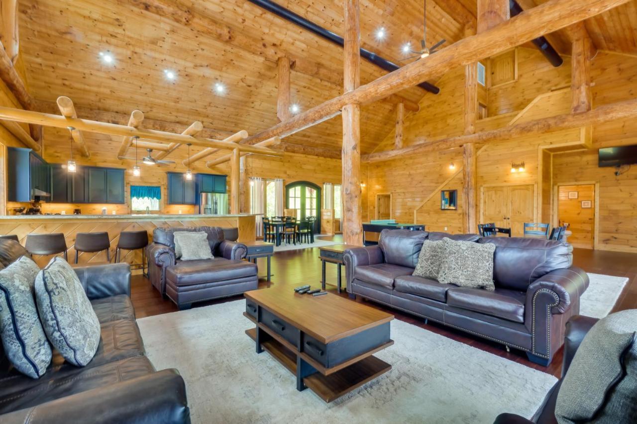 Vacation With Private Hot Tub! Holiday home
