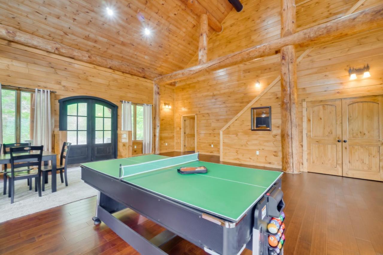 Holiday home Vacation With Private Hot Tub!