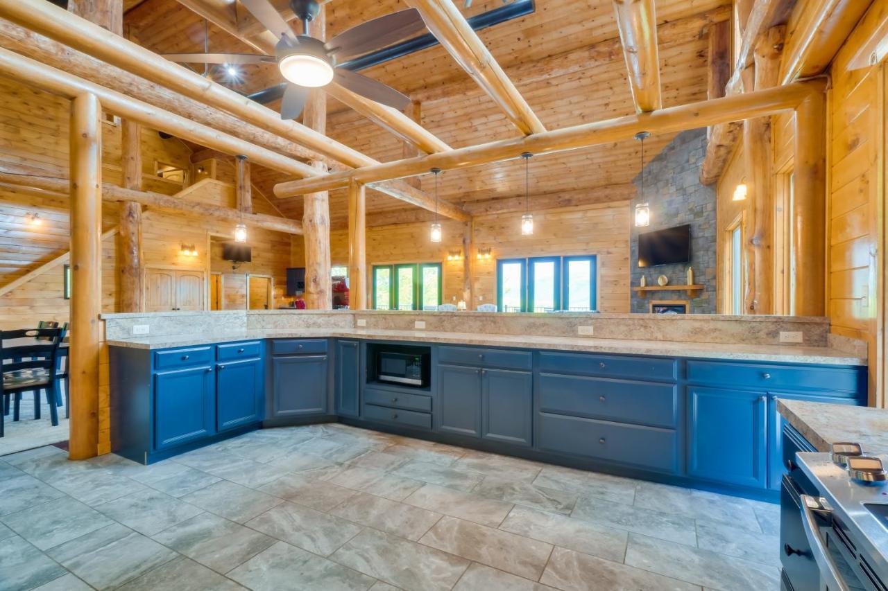 Holiday home Vacation With Private Hot Tub!