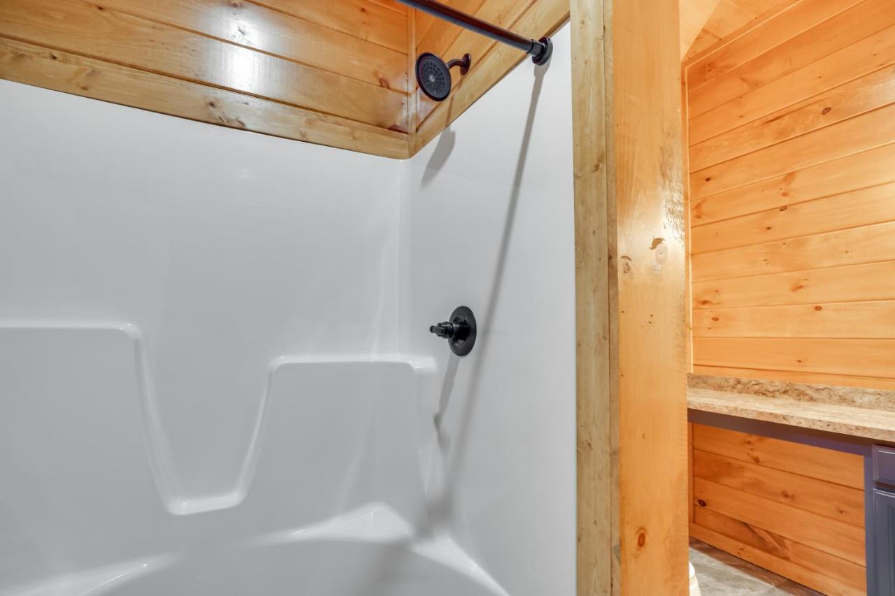 Holiday home Vacation With Private Hot Tub!