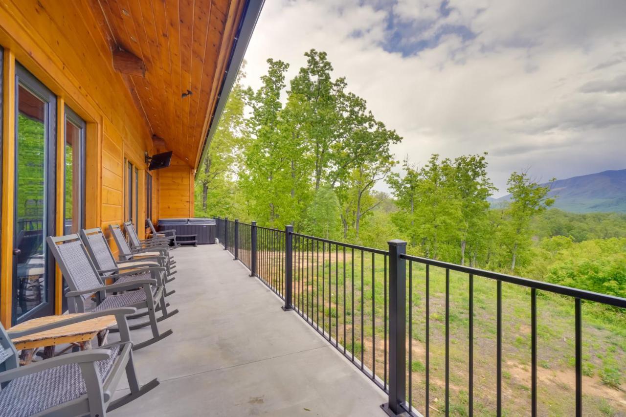 Vacation With Private Hot Tub! Holiday home Gatlinburg