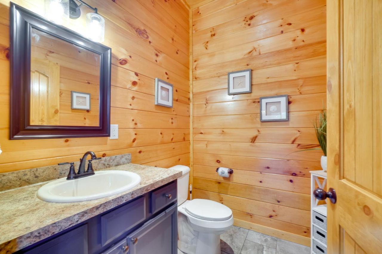Holiday home Vacation With Private Hot Tub!