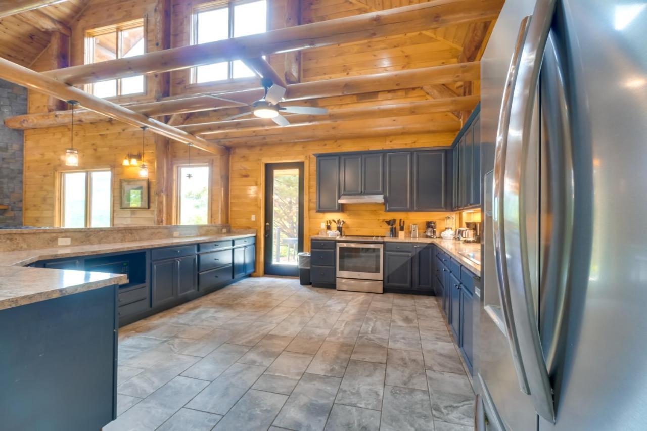 Vacation With Private Hot Tub! Holiday home Gatlinburg