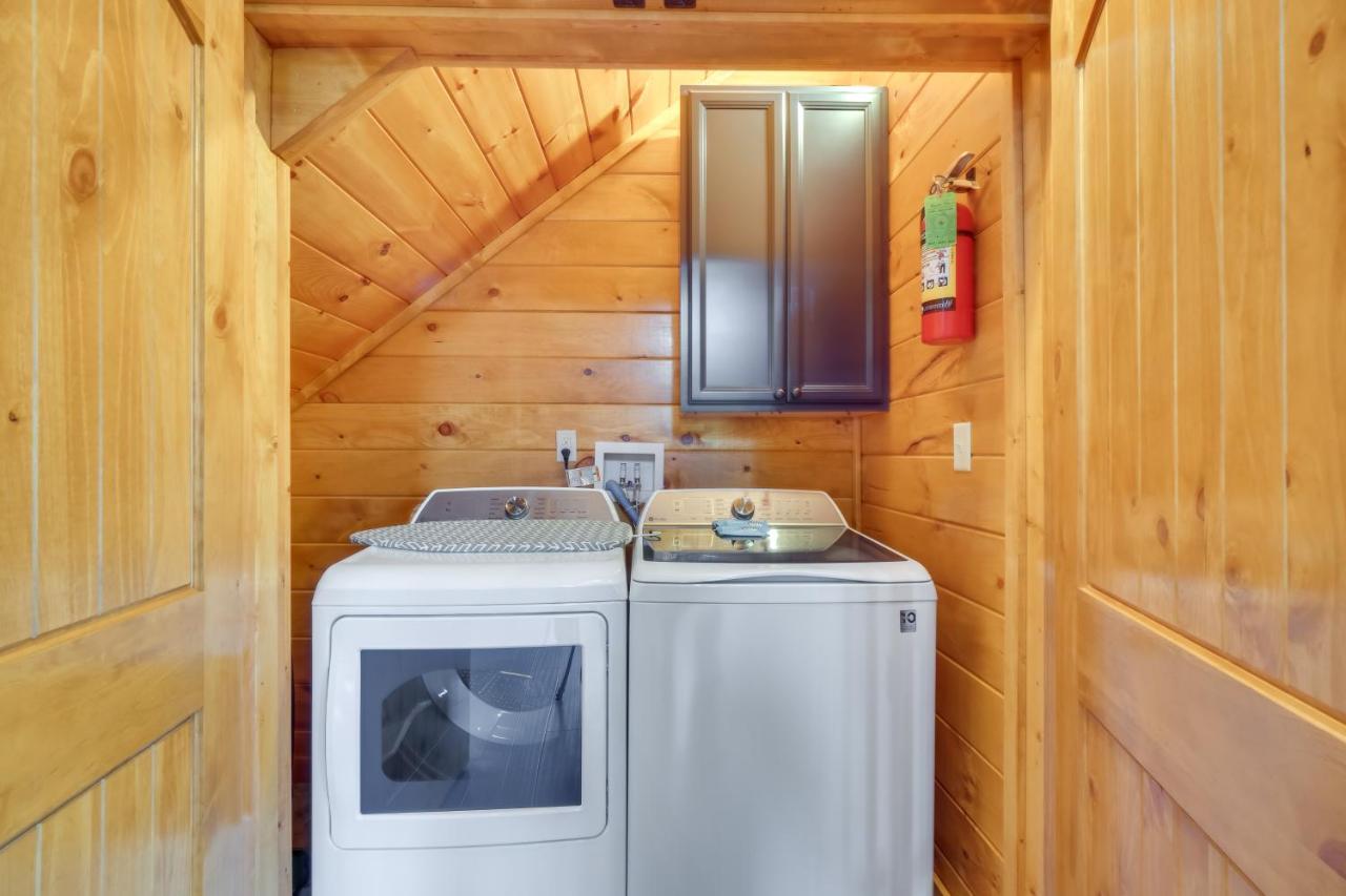Vacation With Private Hot Tub!