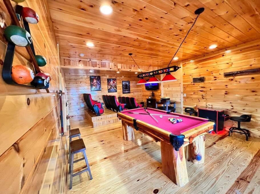 * *luxury 4 Bdrms, Views, Theater, Arcade, Firepit Gatlinburg