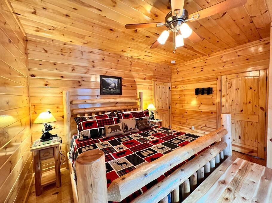 * *luxury 4 Bdrms, Views, Theater, Arcade, Firepit *
