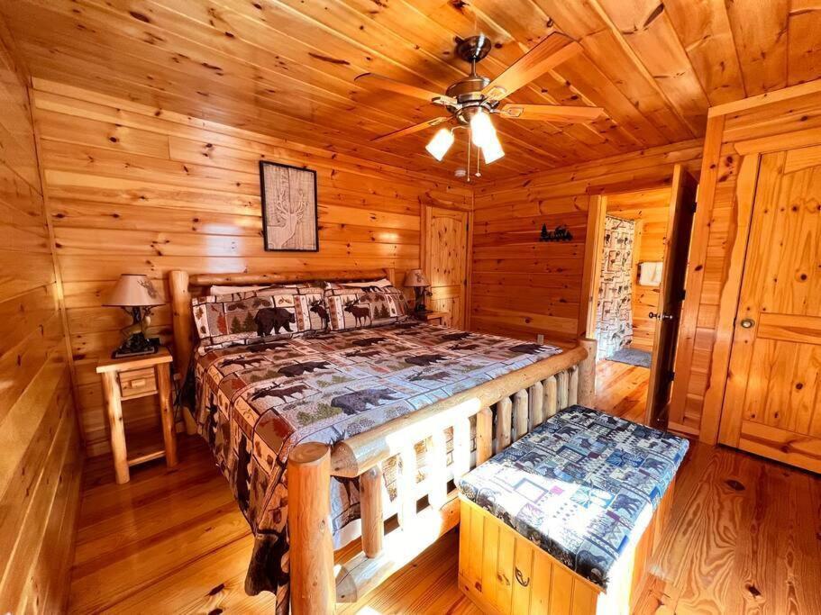 * *luxury 4 Bdrms, Views, Theater, Arcade, Firepit Gatlinburg