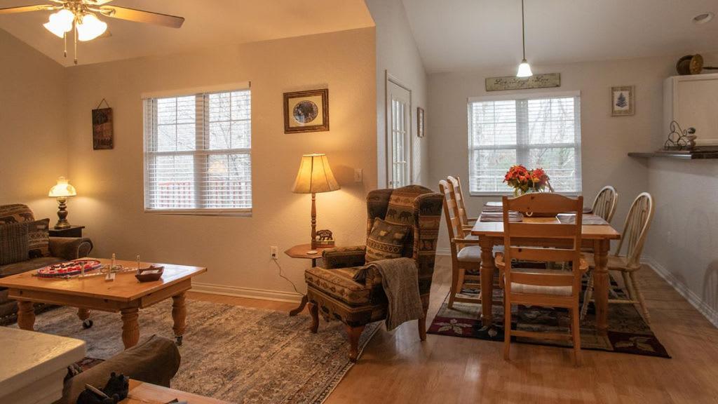 Holiday home Sasquatch A Sleeps 12