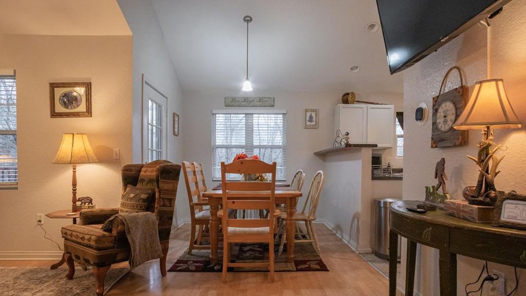 Holiday home Sasquatch A Sleeps 12