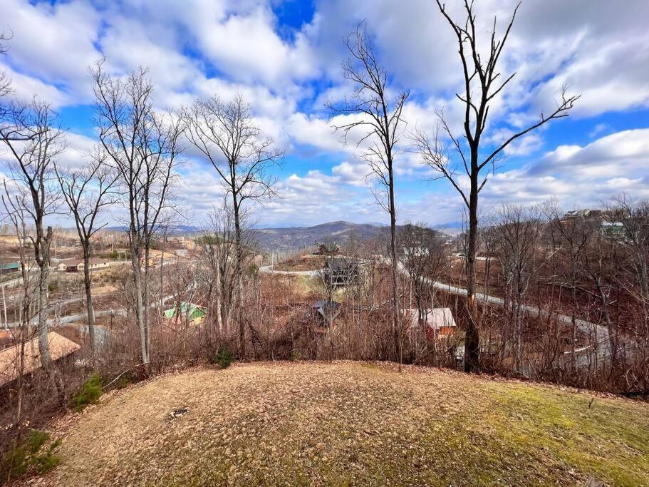* *luxury 4 Bdrms, Views, Theater, Arcade, Firepit *