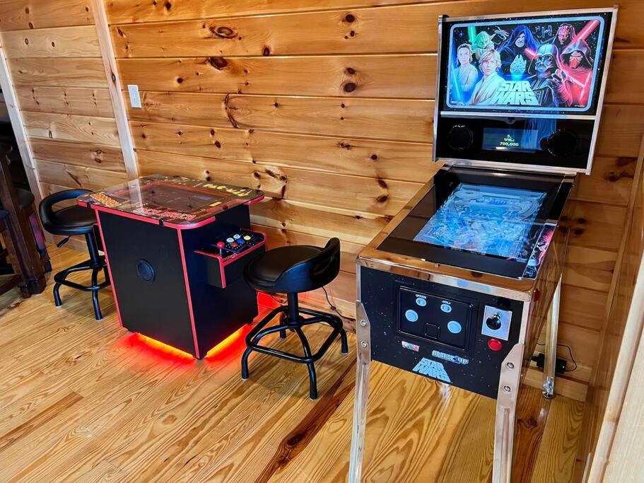 * *luxury 4 Bdrms, Views, Theater, Arcade, Firepit Holiday home Gatlinburg