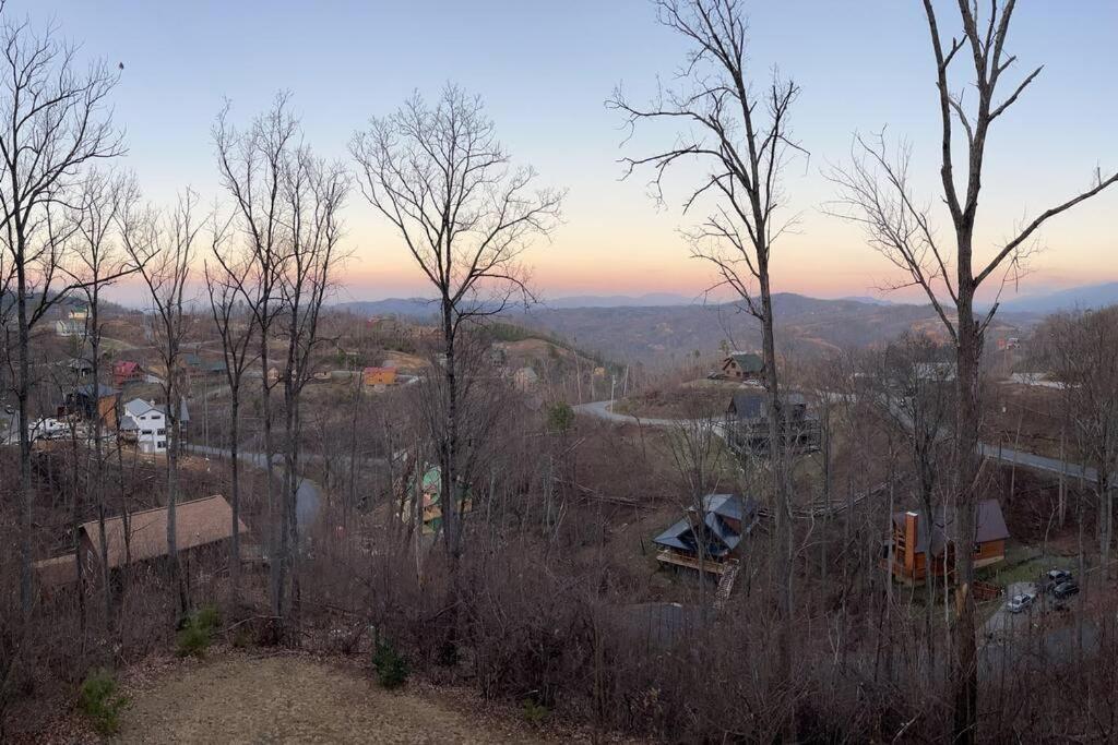 * *luxury 4 Bdrms, Views, Theater, Arcade, Firepit Holiday home *