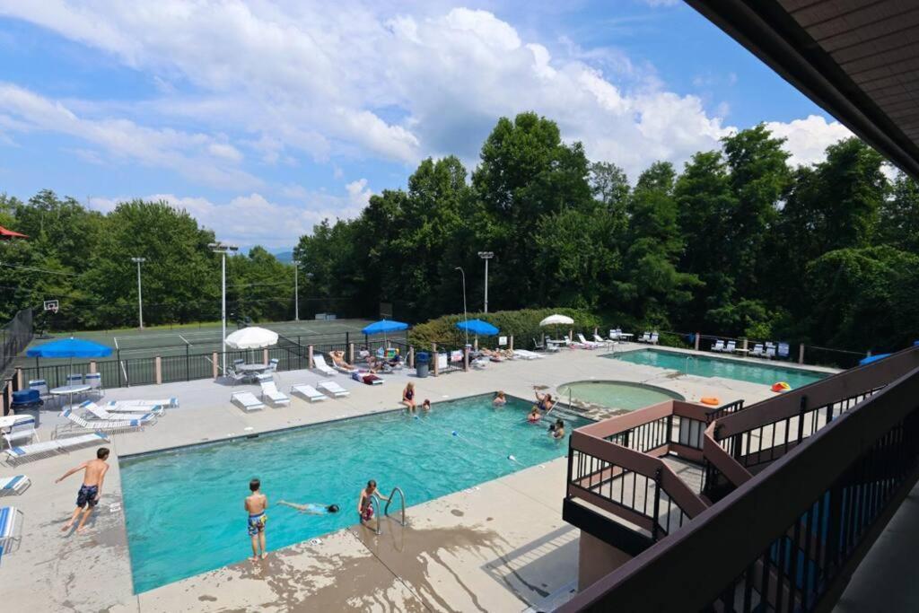* *luxury 4 Bdrms, Views, Theater, Arcade, Firepit *