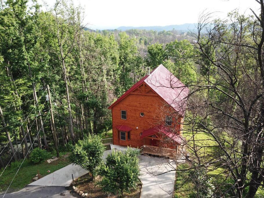 * *luxury 4 Bdrms, Views, Theater, Arcade, Firepit Gatlinburg