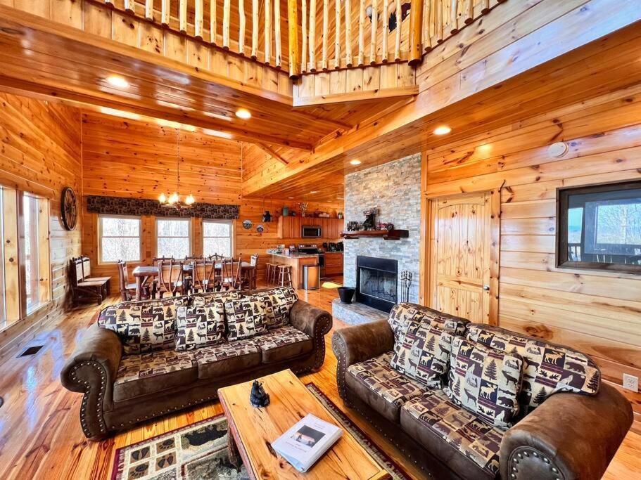 * *luxury 4 Bdrms, Views, Theater, Arcade, Firepit *