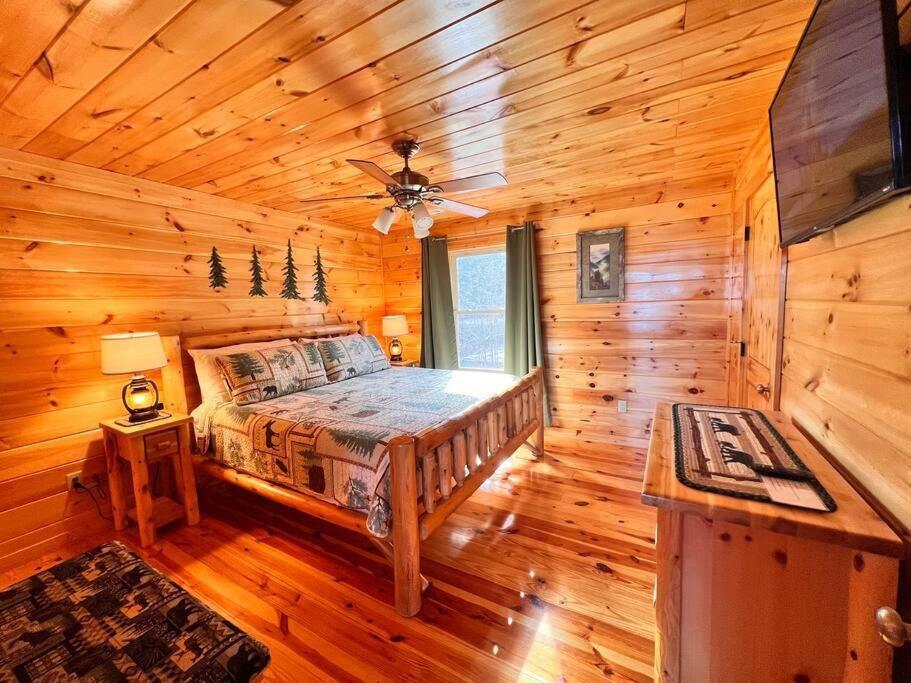 * *luxury 4 Bdrms, Views, Theater, Arcade, Firepit Gatlinburg