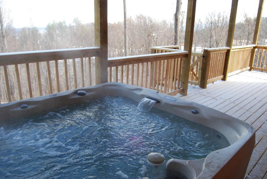 Holiday home * *luxury 4 Bdrms, Views, Theater, Arcade, Firepit Gatlinburg