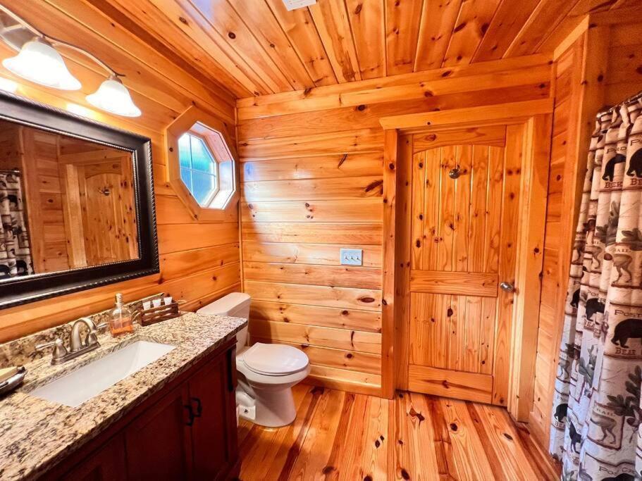 * *luxury 4 Bdrms, Views, Theater, Arcade, Firepit Gatlinburg