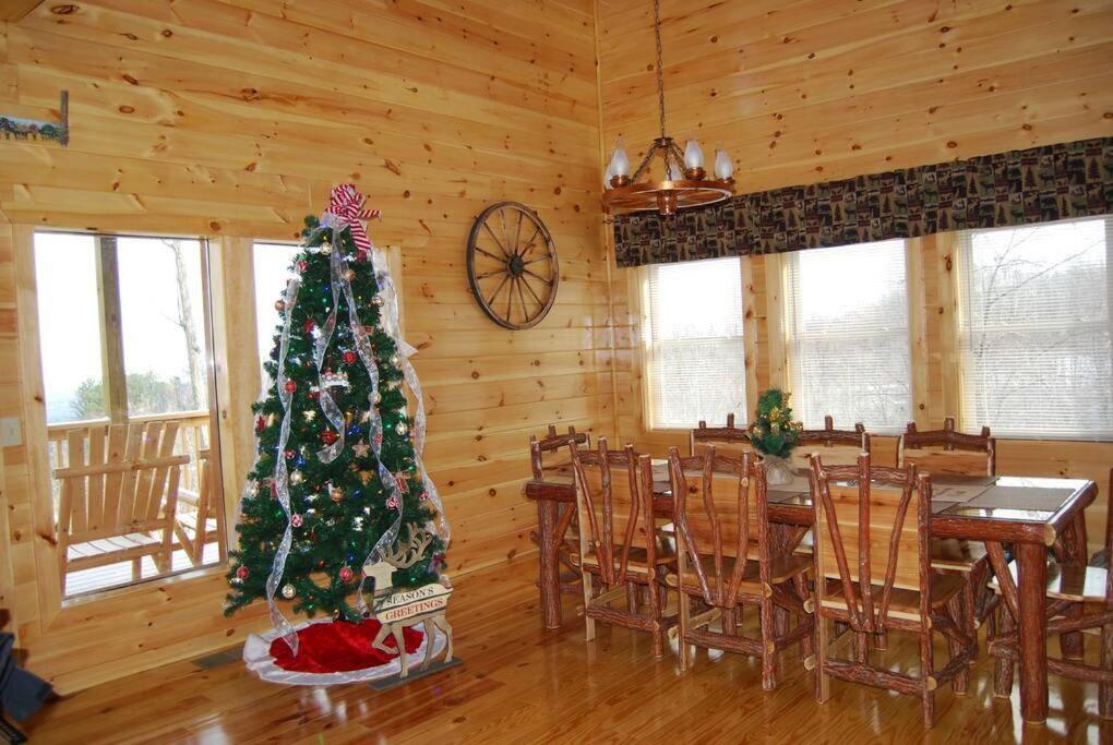* *luxury 4 Bdrms, Views, Theater, Arcade, Firepit * Gatlinburg