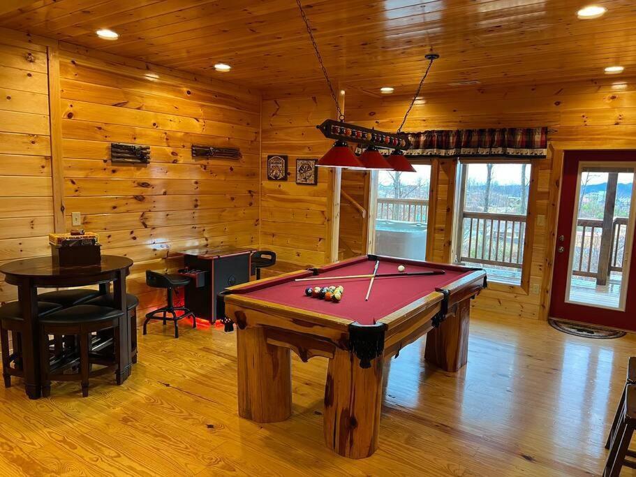 Holiday home * *luxury 4 Bdrms, Views, Theater, Arcade, Firepit *