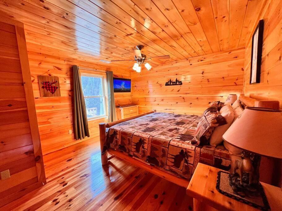 Holiday home * *luxury 4 Bdrms, Views, Theater, Arcade, Firepit Gatlinburg