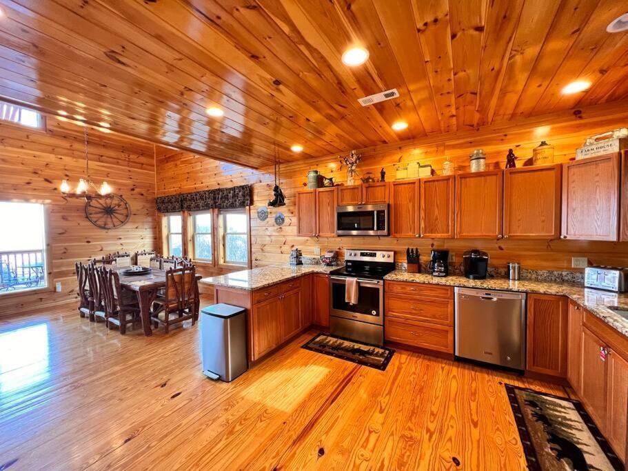 Holiday home * *luxury 4 Bdrms, Views, Theater, Arcade, Firepit *