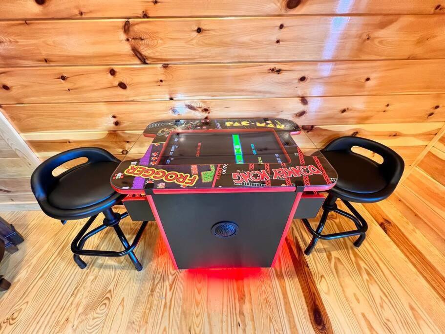 * *luxury 4 Bdrms, Views, Theater, Arcade, Firepit *