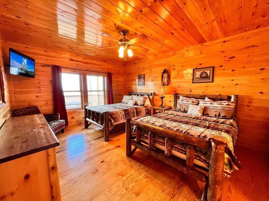 Holiday home * *luxury 4 Bdrms, Views, Theater, Arcade, Firepit *