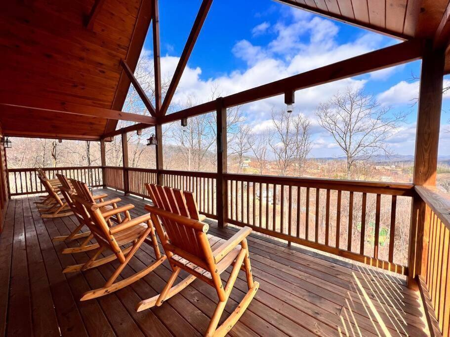 * *luxury 4 Bdrms, Views, Theater, Arcade, Firepit * Gatlinburg