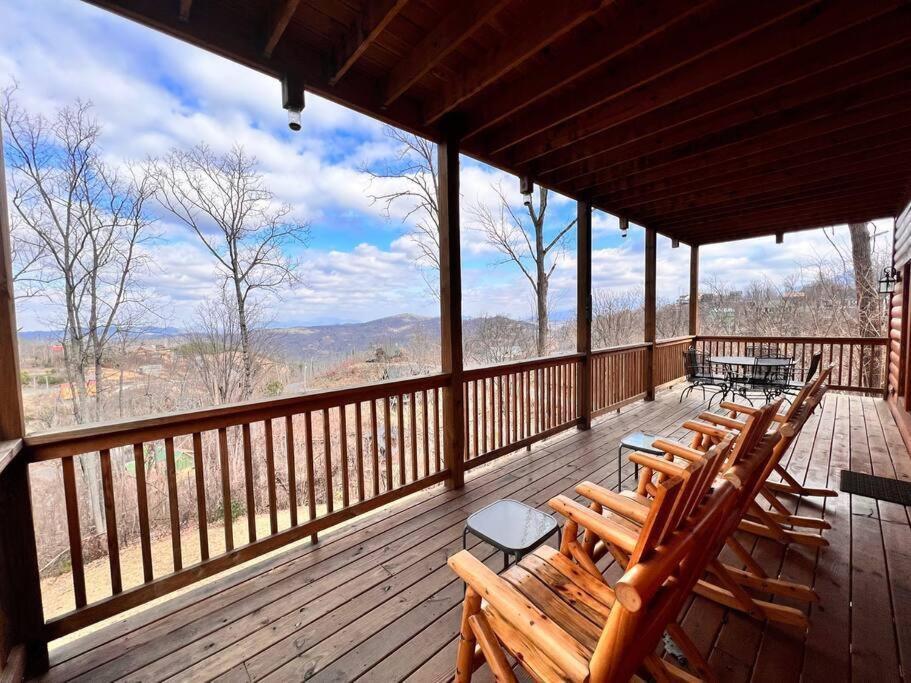 * *luxury 4 Bdrms, Views, Theater, Arcade, Firepit Gatlinburg